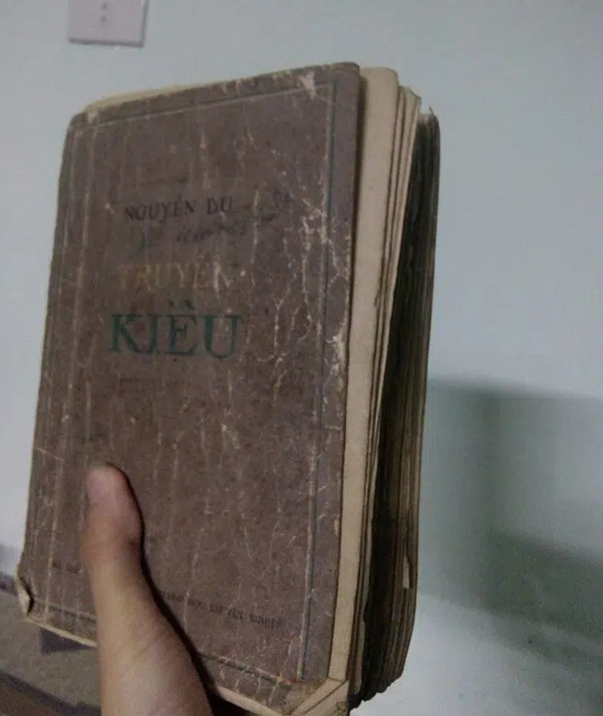 Có cả Tập Truyện Kiều cổ như thế này ắt hẳn thời ông bà ngày xưa phải yêu thích văn học lắm đây.