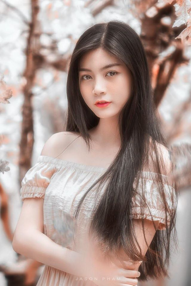 Sở hữu gương mặt với những đường nét vô cùng thanh tú, đậm nét Á Đông, mái tóc đen dài thả buông thướt tha, cô bạn đã "đốn tim" người đối diện.
