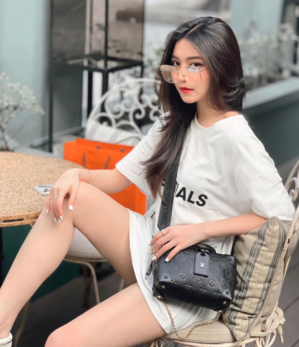 Bâu hay Nguyễn Ngọc Phương Vy cũng là một trong những hot girl Instagram có tiếng tăm.