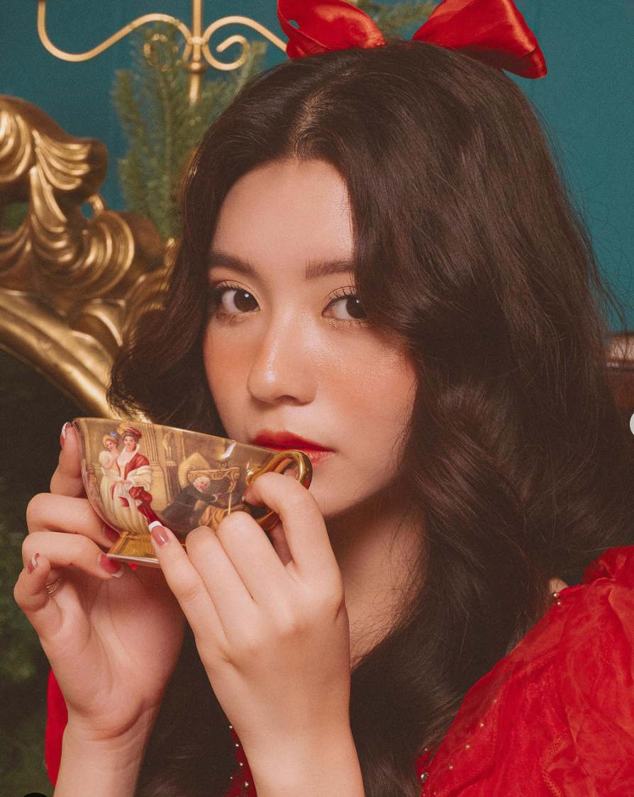 Trên Instagram, Facebook Bâu nhận được lượt like cực khủng cùng rất nhiều lời khen “có cánh” như “nữ thần góc nghiêng”, “nữ sinh thiên thần”.