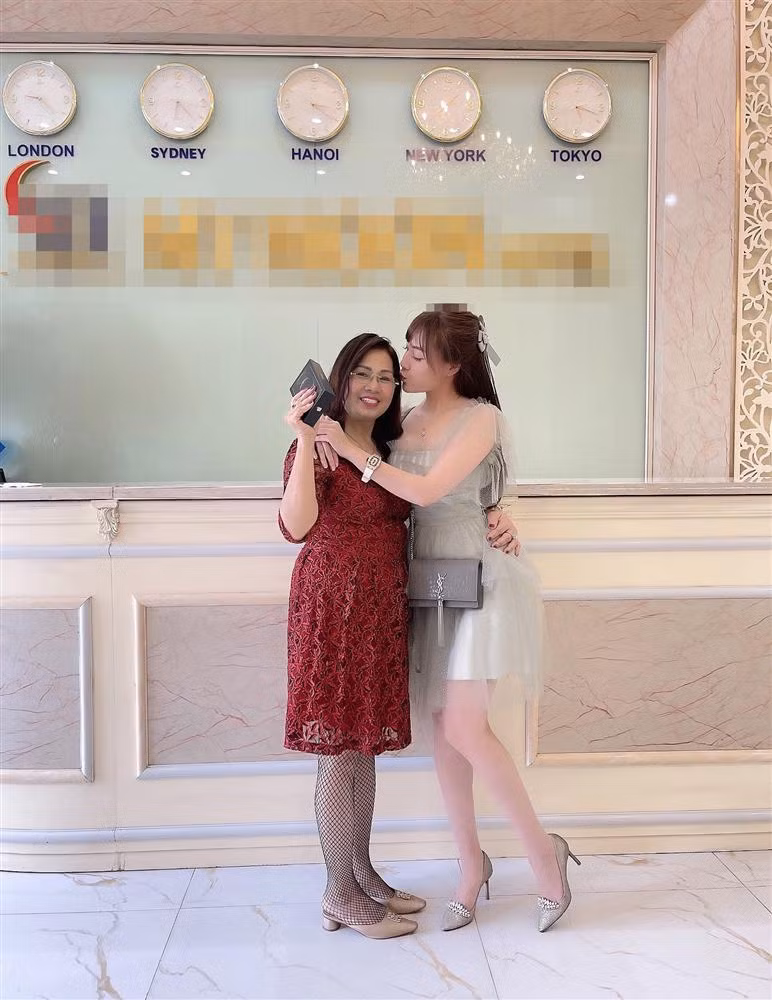 Sau khi tậu nhà, Âu Hà My tiếp tục gây "choáng" khi khoe món quà đắt đỏ mà cô tặng cho mẹ. Đây là chiếc điện thoại iphone 12 trị giá khoảng 20 triệu đồng.