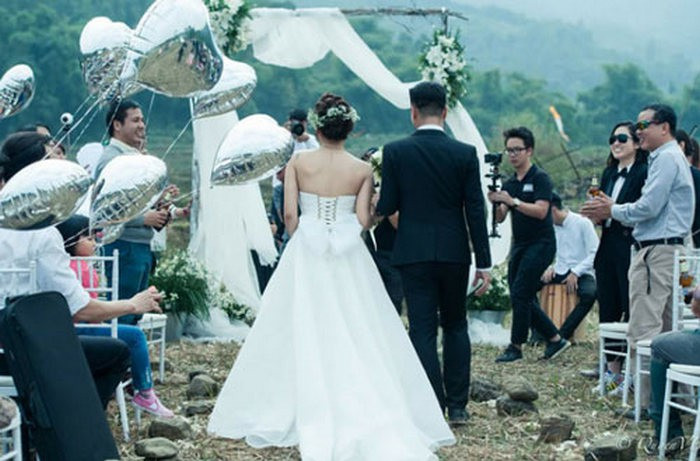 Cô dâu và chú rể là thành viên của 2 CLB dù lượn nổi tiếng ở Hà Nội nên họ quyết định tổ chức hôn lễ thể hiện đúng đam mê bản thân.