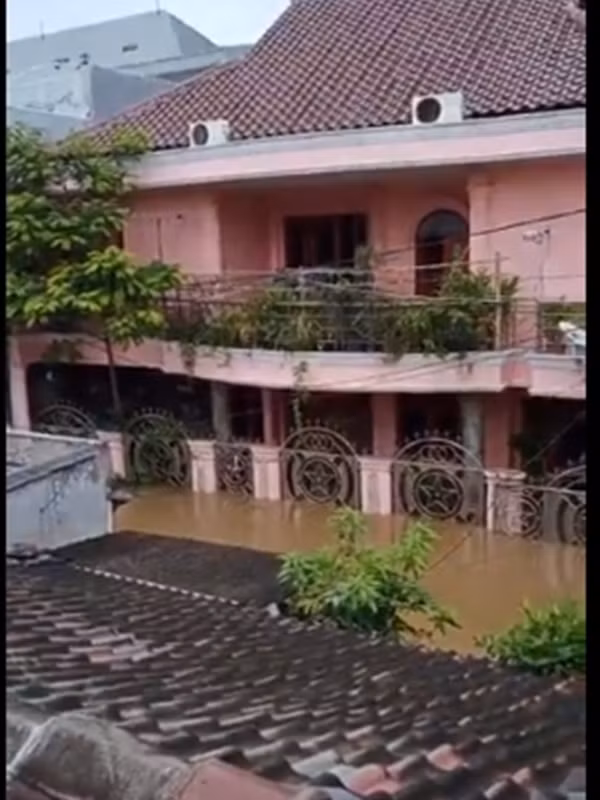 Đúng hôm ấy, trời mưa to và nước nhanh chóng dâng lên và có thể thấy mực nước đã lên tới đùi của người trưởng thành. Đây là lý do cho ra đời màn rước dâu bá đạo này.