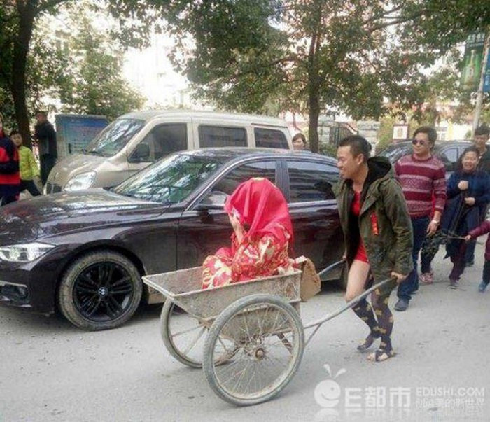 Đây không chỉ là màn rước dâu bá đạo duy nhất, trước đó trên MXH xuất hiện không ít đám cưới bằng các "siêu xe" có một không ai tương tự.