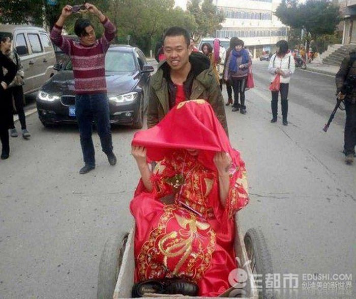 Hình ảnh chú rể mặc quẩn sooc, rước dâu bằng xe cút kít từng gây sốt trên MXH Trung Quốc. Thay bằng xe hơi sang trọng, chàng trai nghèo này dùng chiếc xe phụ hồ cũ kỹ để đón dâu.