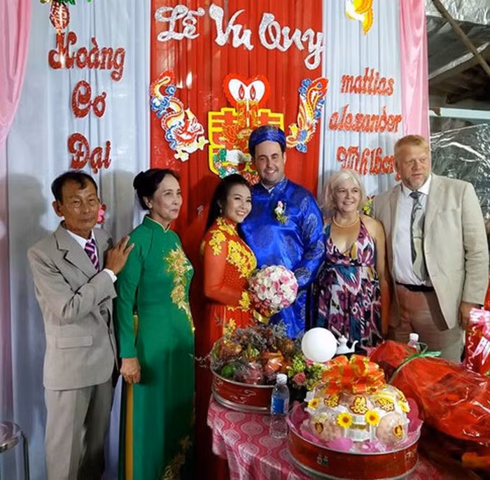 Cô dâu chia sẻ, khi cô nêu ý tưởng rước dâu bằng xe bò thì chồng ngoại quốc đã rất thích thú. Vậy là hai người ngồi trên chiếc xe bò được trang trí đẹp mắt, cô dâu cùng chồng tiến thẳng đến lễ đường.