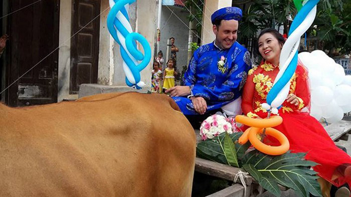 Không chỉ trên thế giới, ở Việt Nam cũng có rất nhiều màn rước dâu độc lạ khác. Đánh nhớ nhất chính là lễ cưới giữa cô dâu Việt và chú rể người Thụy Điển tại thị xã La Gi (tỉnh Bình Thuận), khiến người xem thích thú.