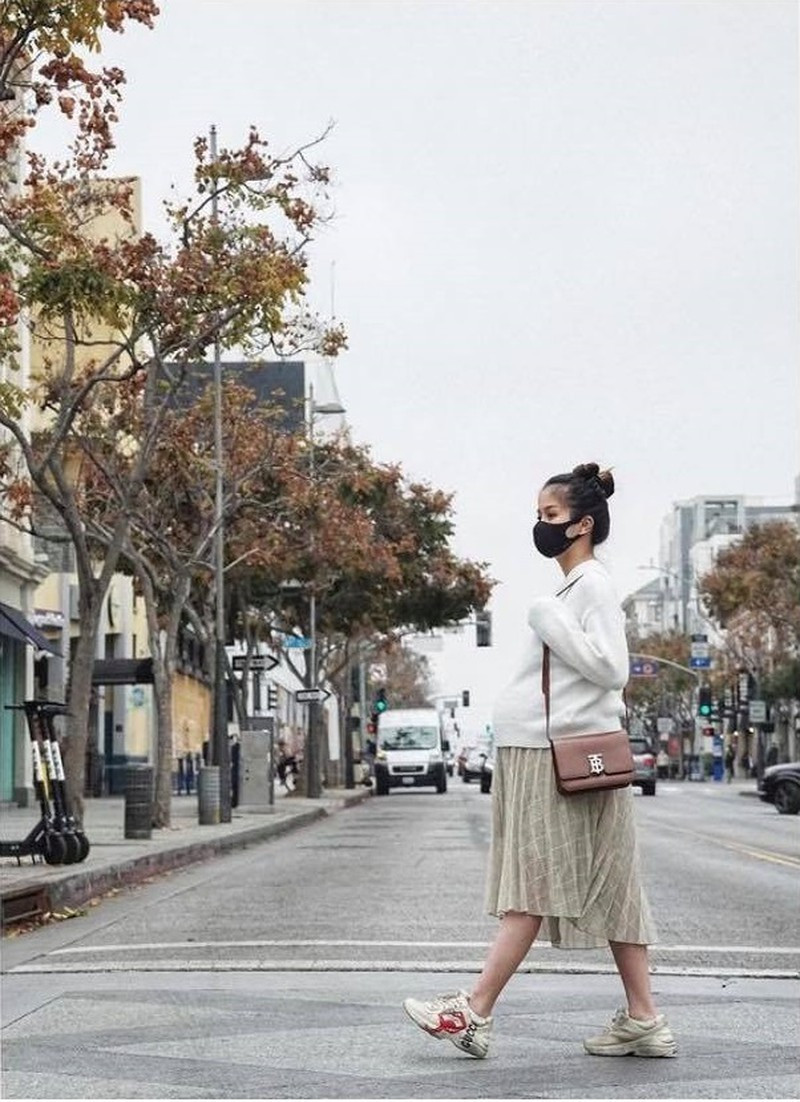 Để chuẩn bị cho em bé sắp chào đời, cặp đôi còn lập hẳn tài khoản Instagram riêng cho con. Trên Instagram, cả 2 chia sẻ hình ảnh sắm sửa quần áo, đồ chơi cho bé.