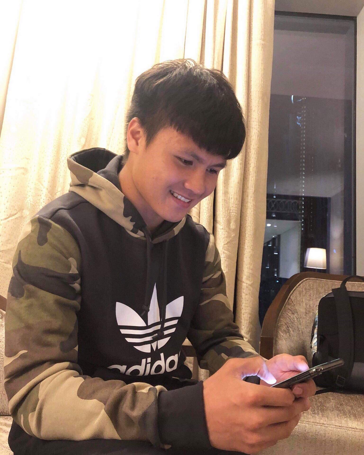 Hiện tại, tất cả mọi sự nghi vấn trên vẫn chỉ là suy đoán của cộng đồng mạng mà thôi. Còn Quang Hải có đang yêu ai hay không vẫn phải chờ người trong cuộc lên tiếng. Ảnh: Tổng hợp