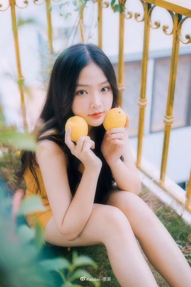 Phạm Hoàng Châu Anh (sinh năm 2002, quê Hà Nội), nữ sinh học ngành Marketing của trường Đại học Thăng Long, Hà Nội hiện đang nhận được sự chú ý lớn từ cộng đồng mạng.