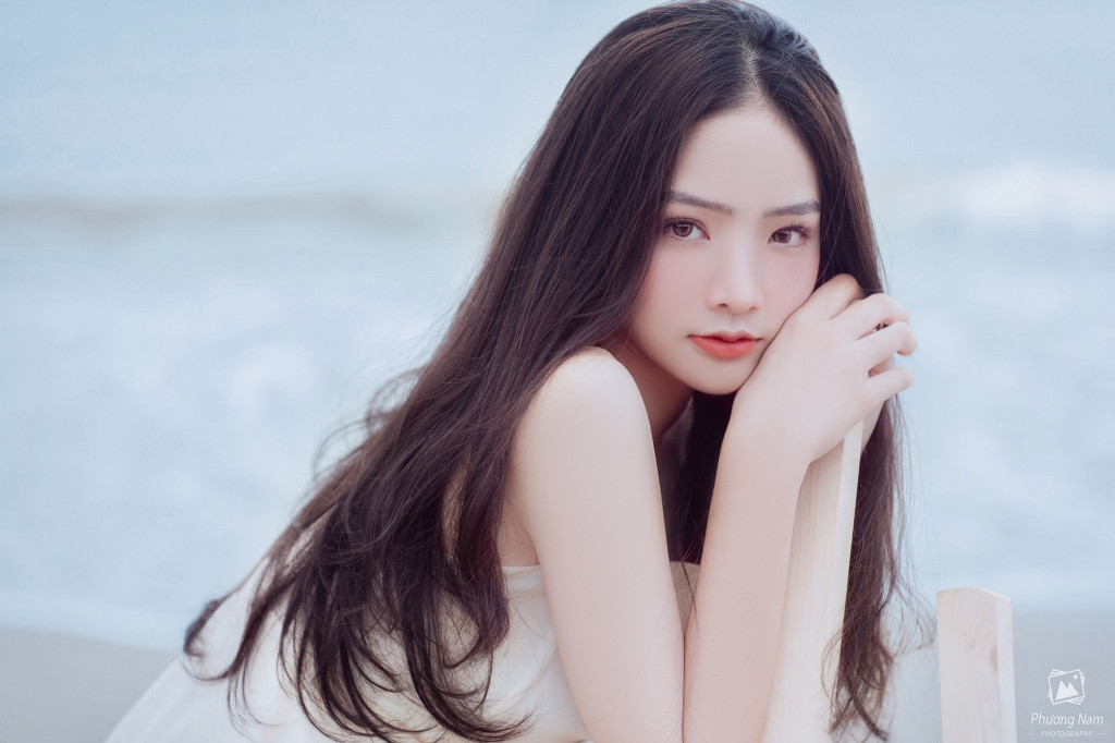 Sở hữu nhan sắc "nghiêng nước nghiêng thành" cùng body vạn người mê, gái xinh xứ Thanh đã làm khuấy đảo cộng đồng mạng.