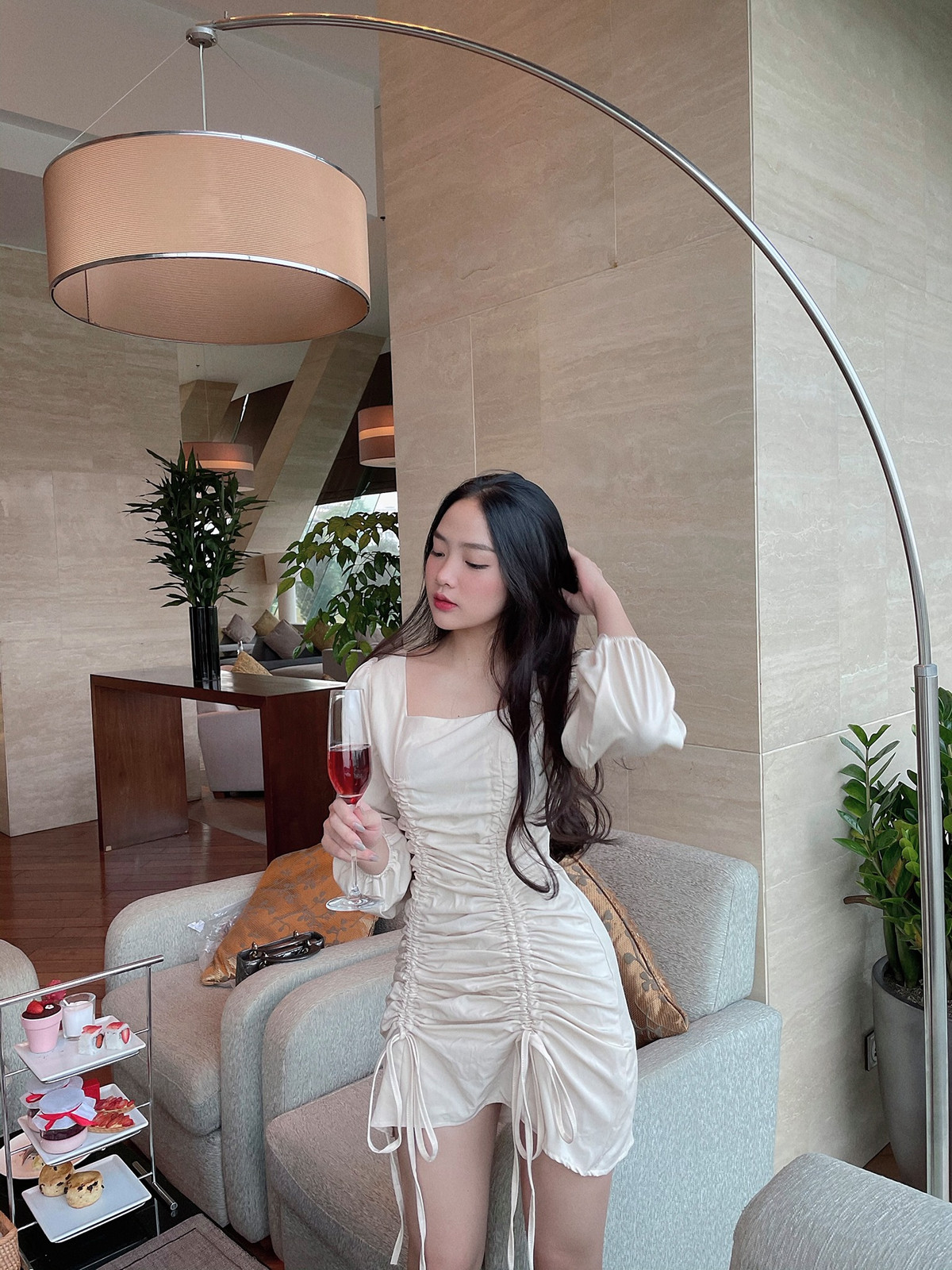 Châu Anh cũng cực kỳ đa dạng trong phong cách ăn mặc, dù là trong trẻo, dễ thương hay quyến rũ, cô đều có thể "cân" được.