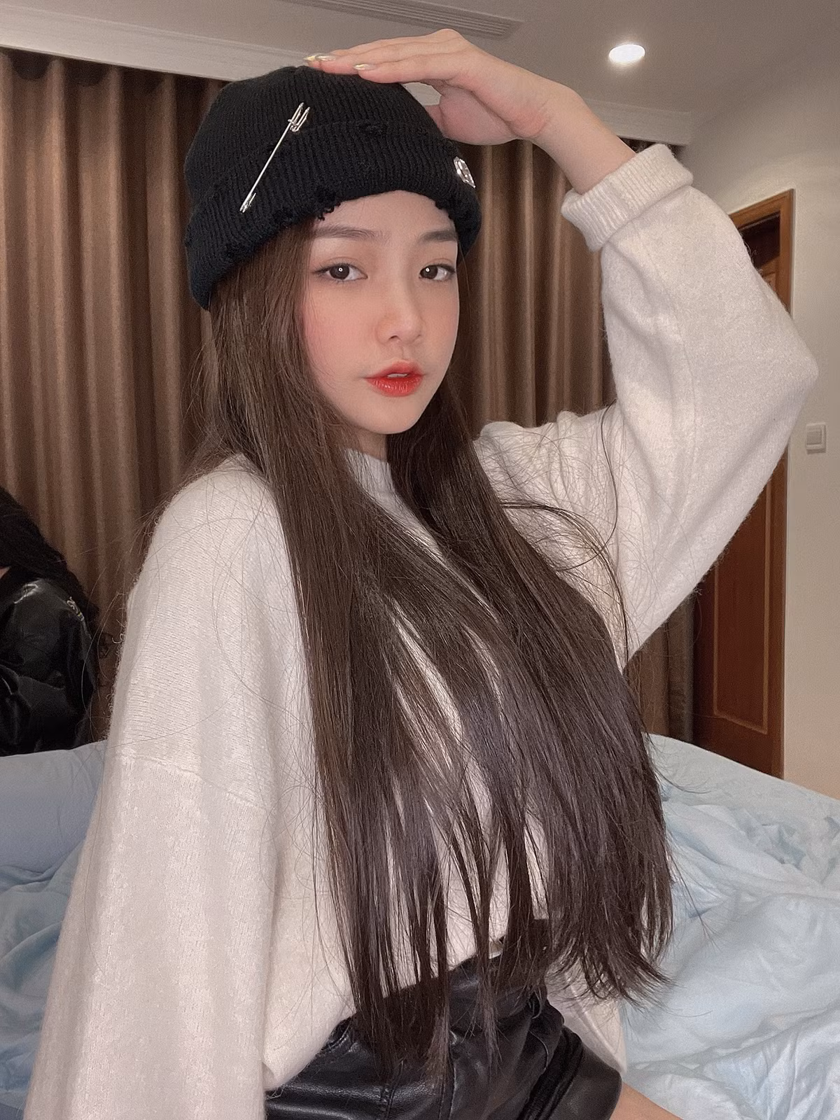 Sở hữu chiều cao 1m65 và số đo ba vòng 86-60-95, không khó để người đẹp sinh năm 2002 chọn cho mình những món đồ phù hợp.