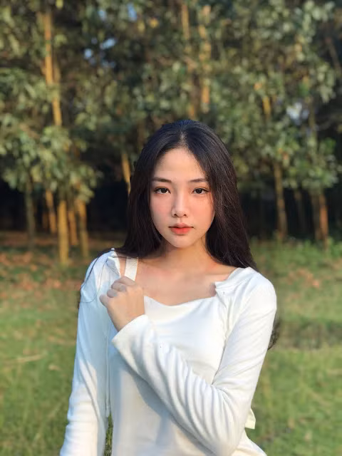 Châu Anh từng nổi đình đám với hình ảnh mặc áo dài thướt tha ngày nhập học, cũng từ đó mà tên tuổi của cô nàng gắn với cái tên "hot girl ảnh thẻ", "phủ sóng" khắp các fanpage lớn, nhỏ hiện nay.