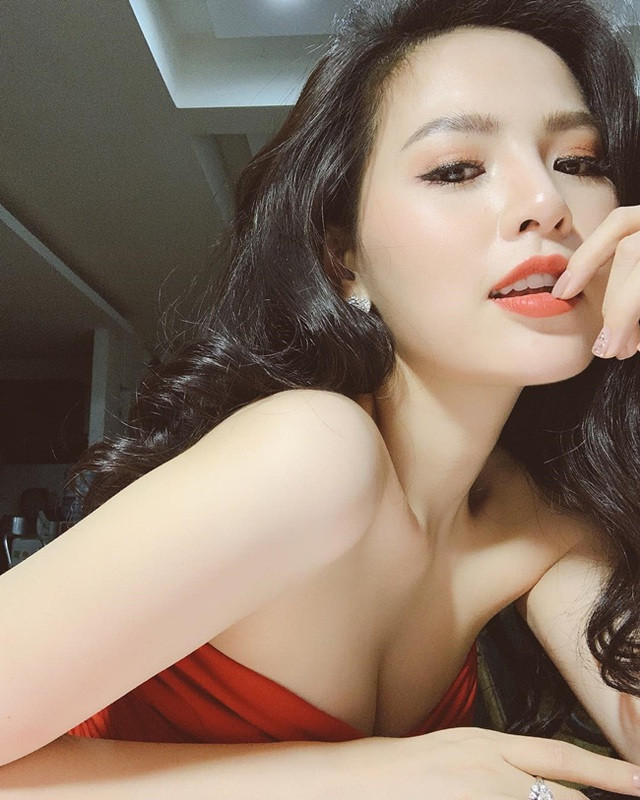Ngoài những hình ảnh về cuộc sống thường ngày, hot girl Mì Gõ cũng đăng tải những chuyến du lịch sang chảnh. Đồng thời, cô nàng còn thường xuyên chia sẻ về công việc, từ việc chụp hình mẫu cho đến diễn xuất.