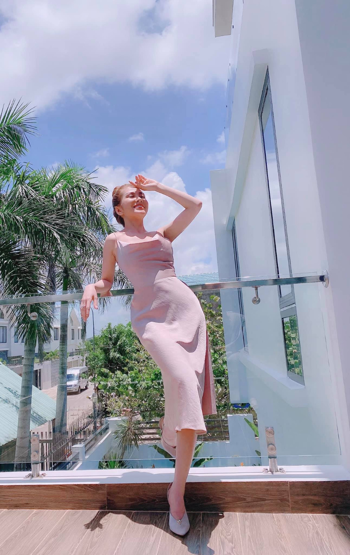 Ny Saki đến với nghiệp diễn vô cùng tình cờ khi được một số đạo diễn mời tham gia đóng quảng cáo và phim truyền hình.