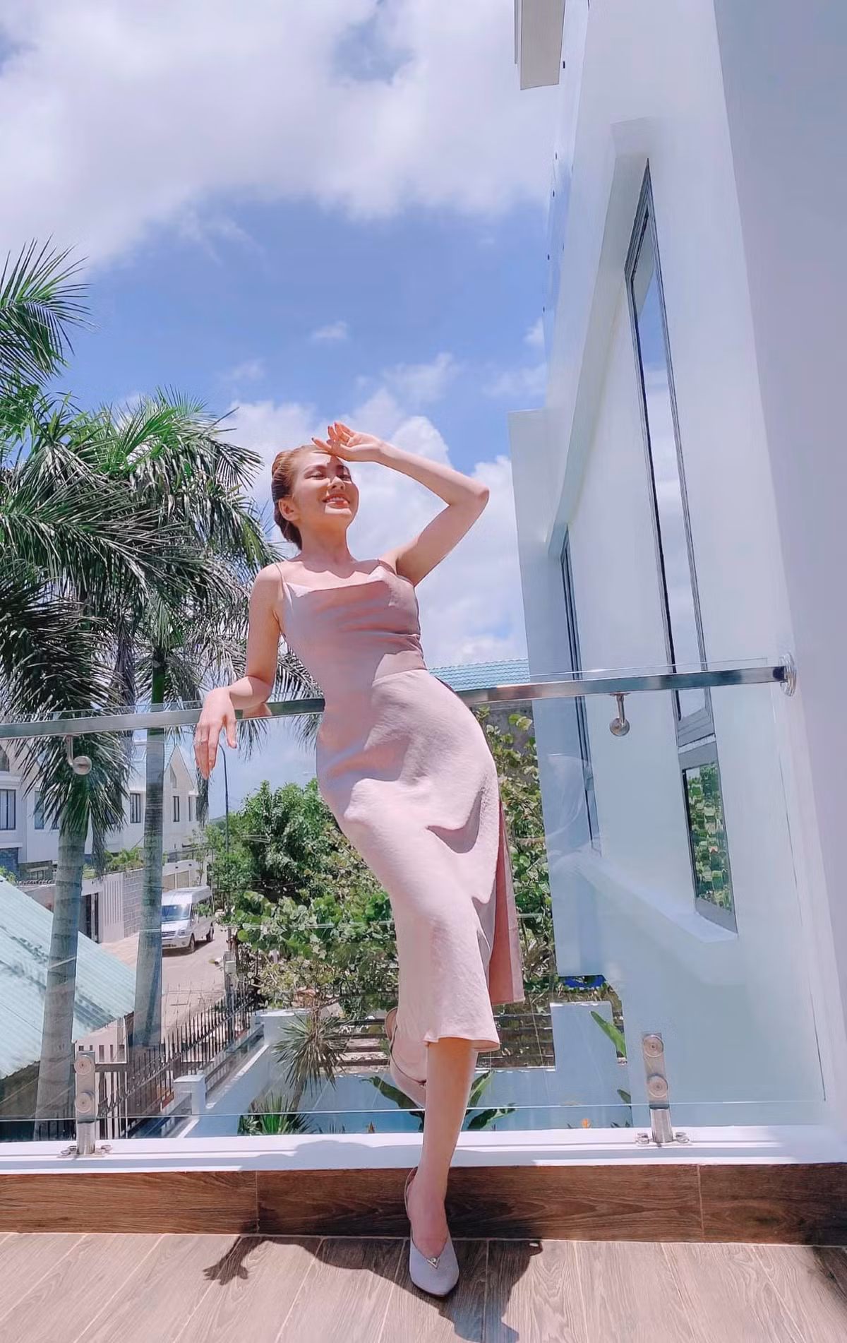 Ny Saki đến với nghiệp diễn vô cùng tình cờ khi được một số đạo diễn mời tham gia đóng quảng cáo và phim truyền hình.