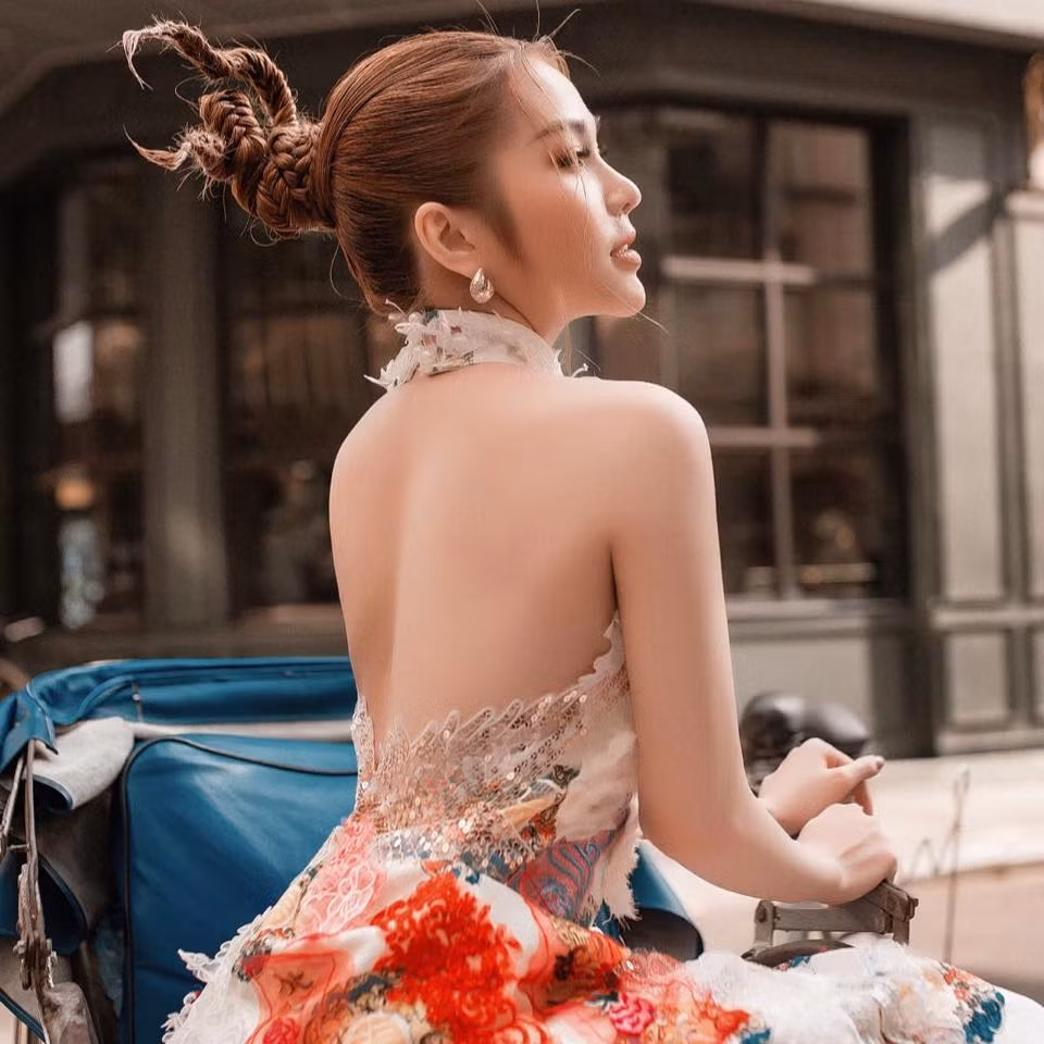 Với số đo 3 vòng nóng bỏng, Ny Saki gây tượng với hình ảnh một cô nàng sexy, thu hút và ấn tượng. Bên cạnh đó, hot girl phim Ghiền Mì Gõ này cũng không ngần ngại diện những bộ đồ vô cùng táo bạo, khoe triệt những đường cong trên cơ thể mình.