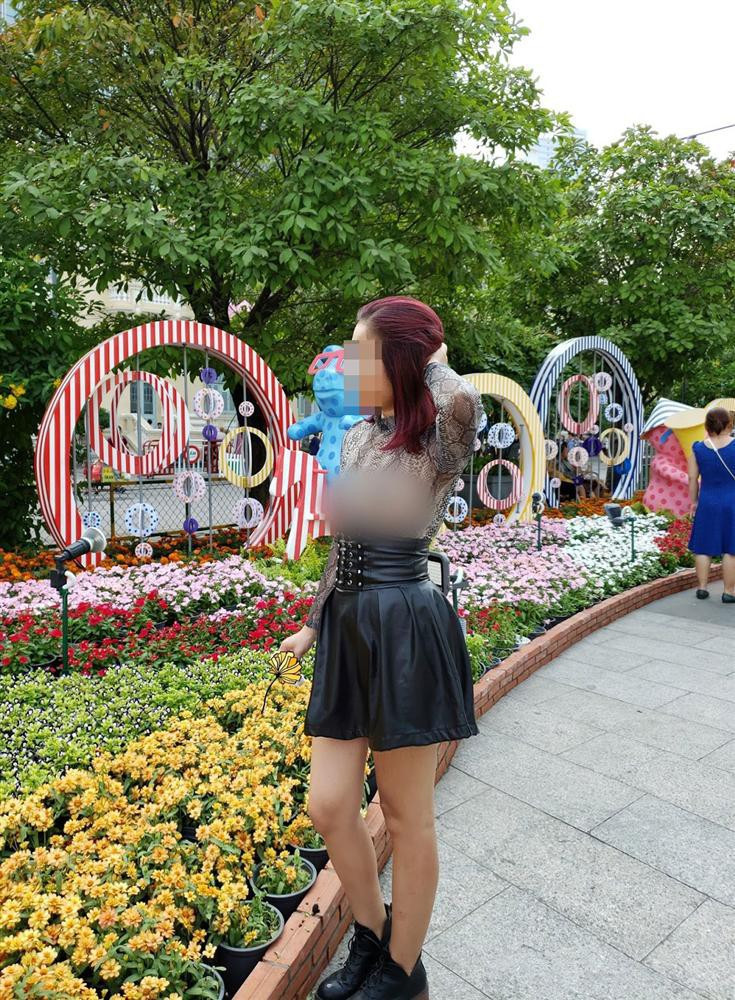 Những hình ảnh của cô gái này đã thu hút sự chú ý đông đảo từ cộng đồng mạng. Nhiều người cho rằng họ vô cùng "nóng mắt" khi chứng kiến phong cách ăn mặc hở hang của cô. Ảnh: Tổng hợp