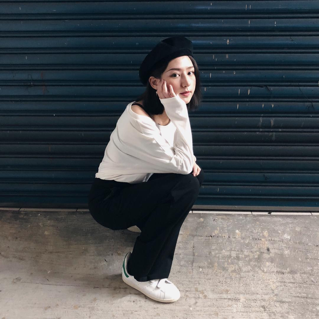 Khi ra ngoài, cô thường diện những bộ váy áo che kín hình các xăm lớn trên ngực và cánh tay.