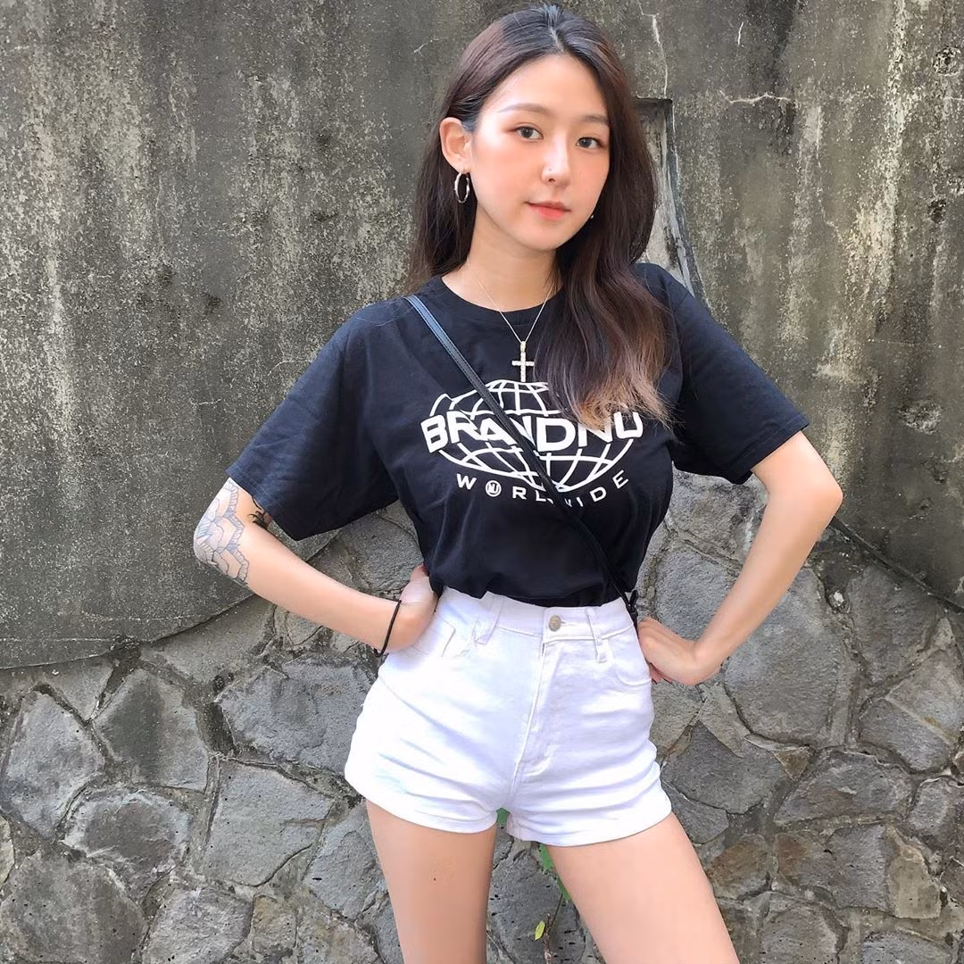 Việc xăm mình quá nhiều đã khiến cô nhận về không ít lời bình luận chỉ trích, nhiều người thường nhìn cô bằng ánh mắt dò xét, đánh giá. Tuy nhiên, cô cho rằng vẻ ngoài dù cá tính hay dịu dàng không ảnh hưởng đến đạo đức và cách cô sống.