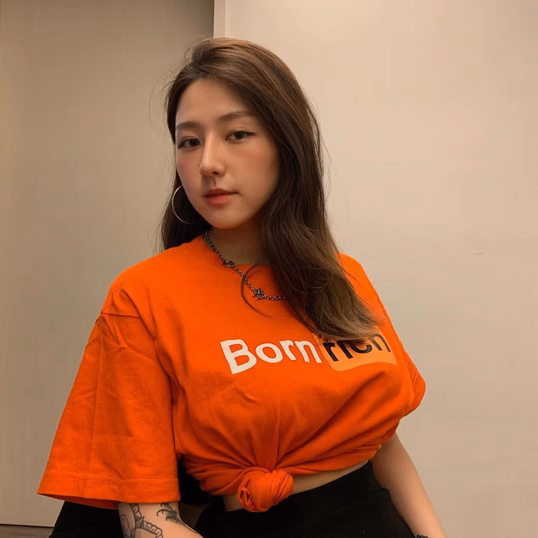 Khuôn mặt thanh tú, biểu cảm dịu dàng của "hot girl hình xăm" được nhận xét có phần đối lập với phong cách thời trang hoang dã, mạnh mẽ.