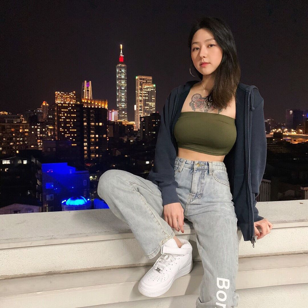 Vóc dáng mảnh mai, đường cong quyến rũ của Joanne Yao nhận nhiều lời khen từ người theo dõi.