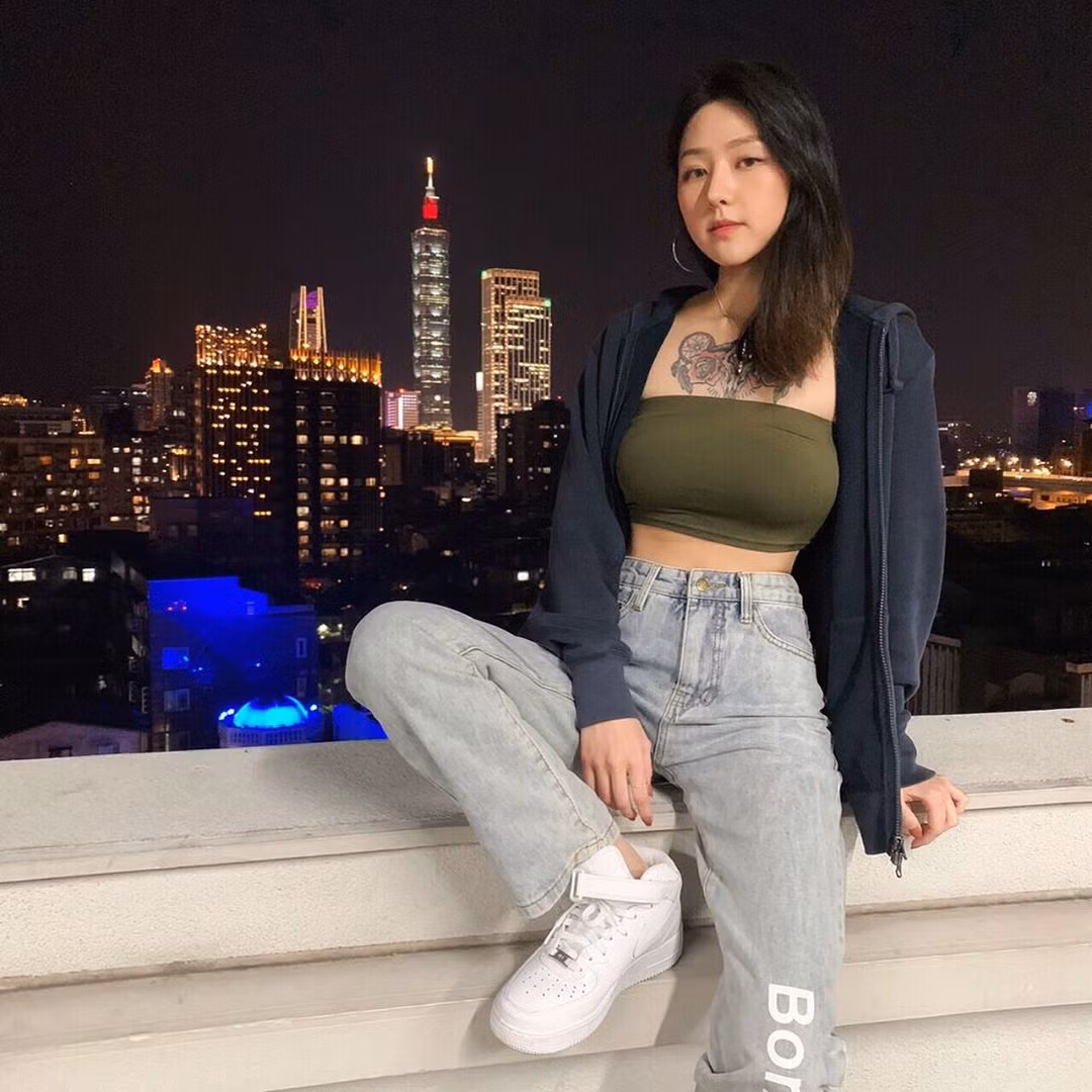 Vóc dáng mảnh mai, đường cong quyến rũ của Joanne Yao nhận nhiều lời khen từ người theo dõi.