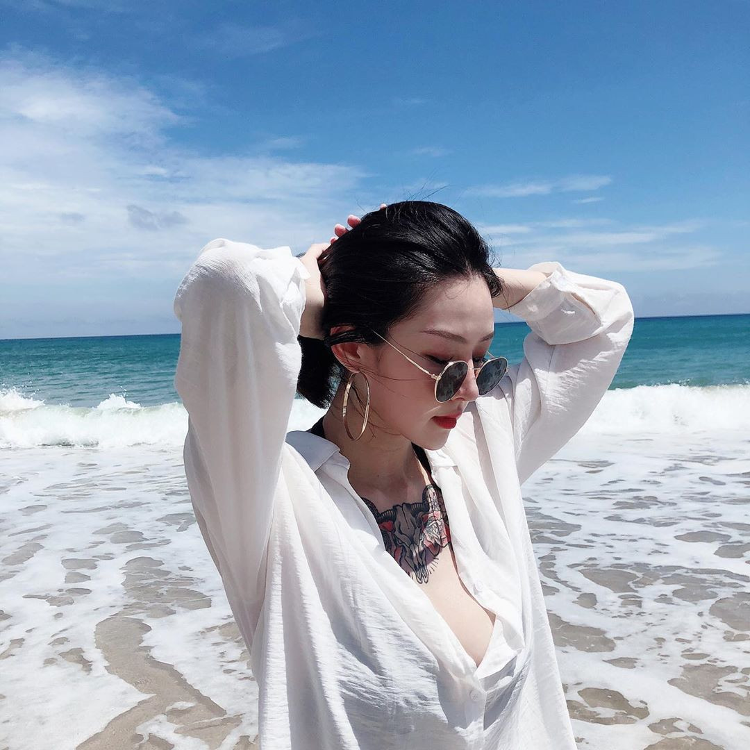 Mỗi khi mặc bikini hờ hững, cô nàng luôn khiến người nhìn mê mẩn bởi hình xăm quyến rũ ở phần cổ.