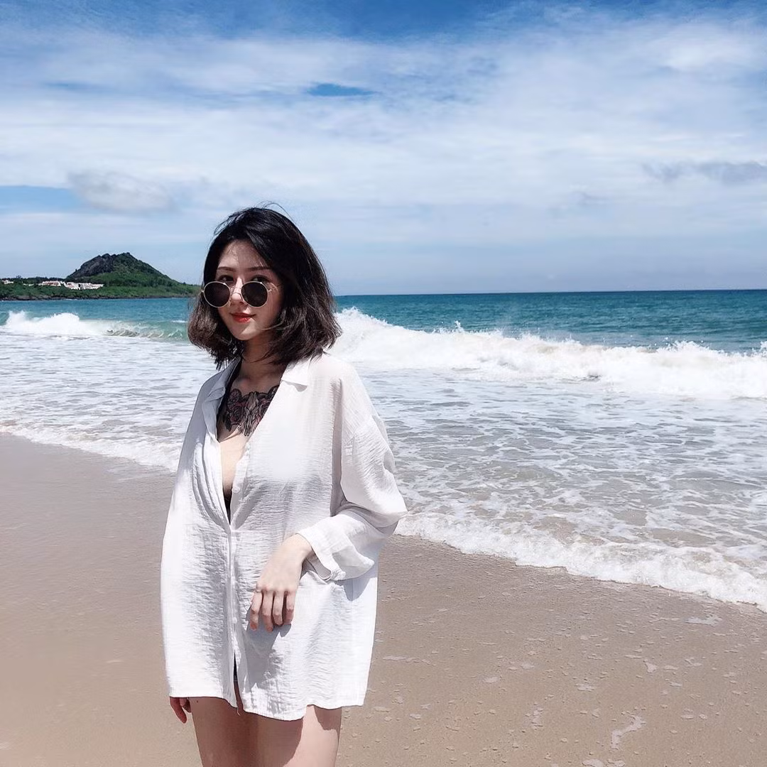 Hình xăm ở cổ là điểm nhấn lớn nhất trên cơ thể của nàng hot girl này.