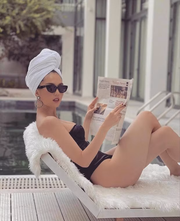 Mới đây, "Nữ hoàng nội y" chia sẻ clip bật mí về bốn concept chụp hình trong chính ngôi nhà của cô. Hai concept đầu tiên, chân dài Trà Vinh lăng-xê xu hướng thiếu nữ đẹp mong manh, gợi cảm với tông trắng làm nền.