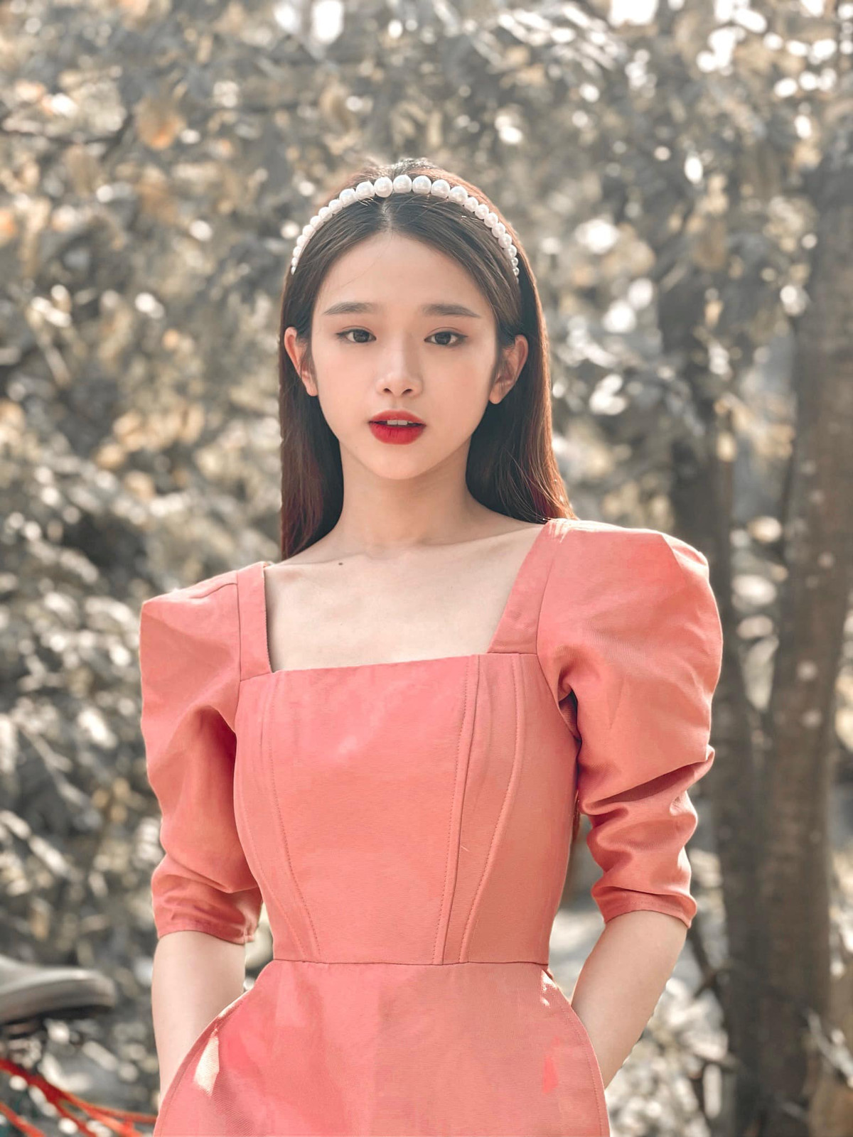 Không còn e ngại như trước, Linh Ka của hiện tại đã mạnh dạn hơn trong việc khoe đường cong cơ thể của mình.