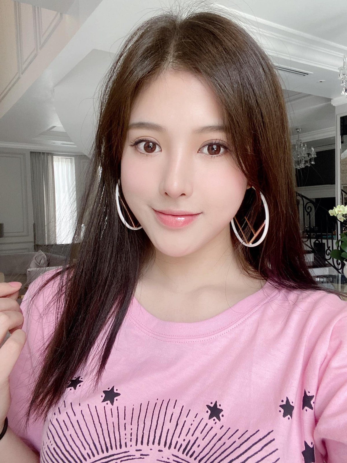 Vẻ đẹp trong veo của Ngọc Diễm được đánh giá là "chín mười" với cựu hot girl đình đám.