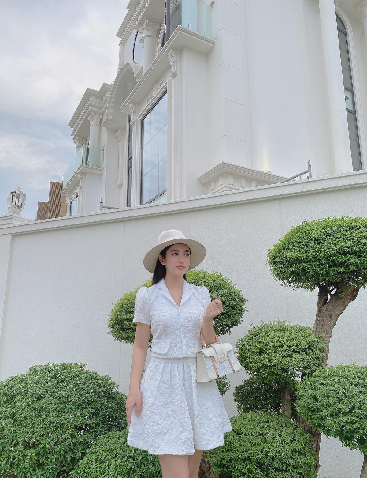 Trong khi Huyền Baby khá trung thành với style makeup quyền lực, tây tây thì em gái xinh như hot girl lại gắn bó với lối trang điểm tự nhiên, long lanh chuẩn Hàn.