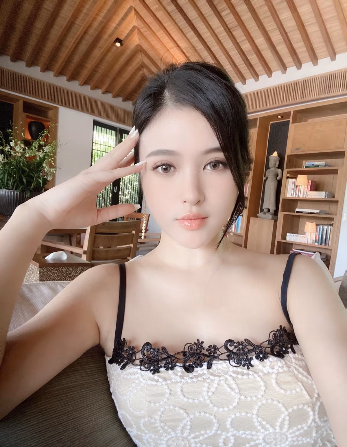 Ngọc Diễm cũng nhiều lần cho thấy gu ăn diện sành điệu, hợp thời làm nhiều người ngưỡng mộ. Ảnh: FBNV