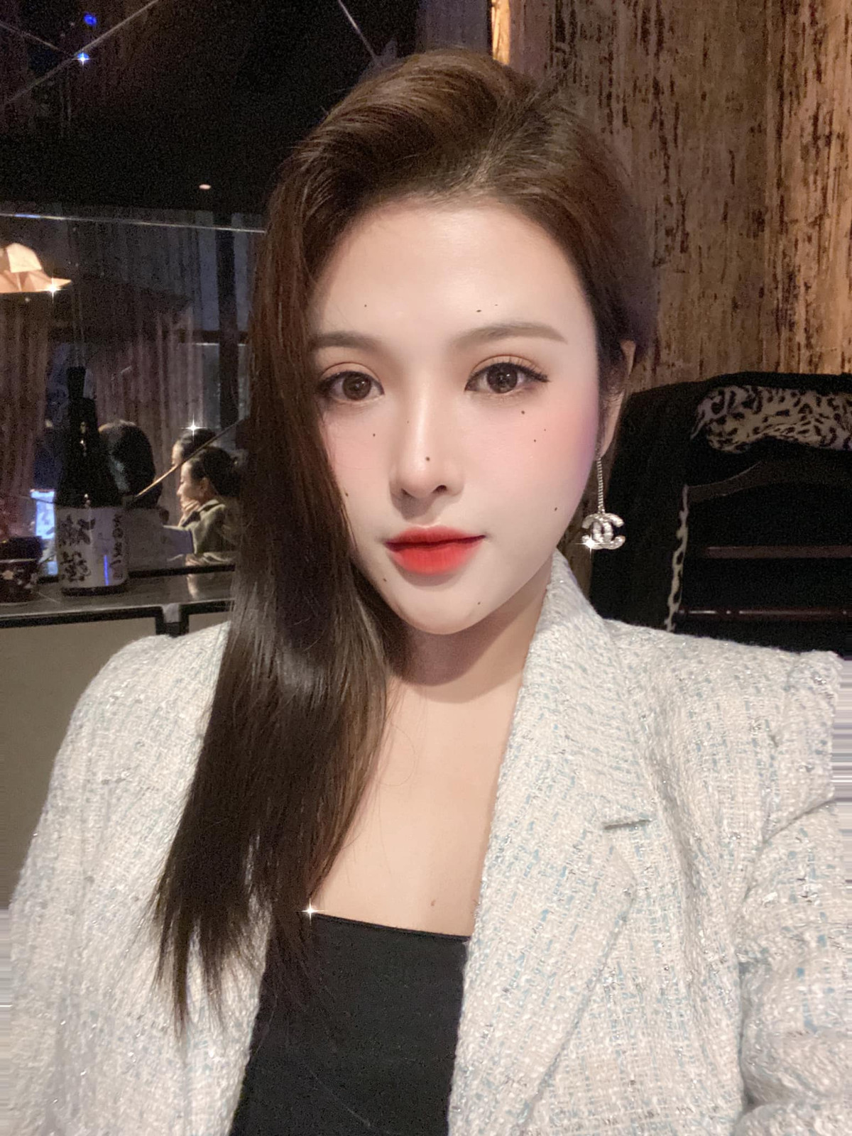 Trong những lần đọ sắc với chị ruột, mỹ nhân sinh năm 1995 không hề tỏ ra yếu thế, ngược lại còn ghi điểm với nét nhẹ nhàng cùng phong cách tiểu thư.