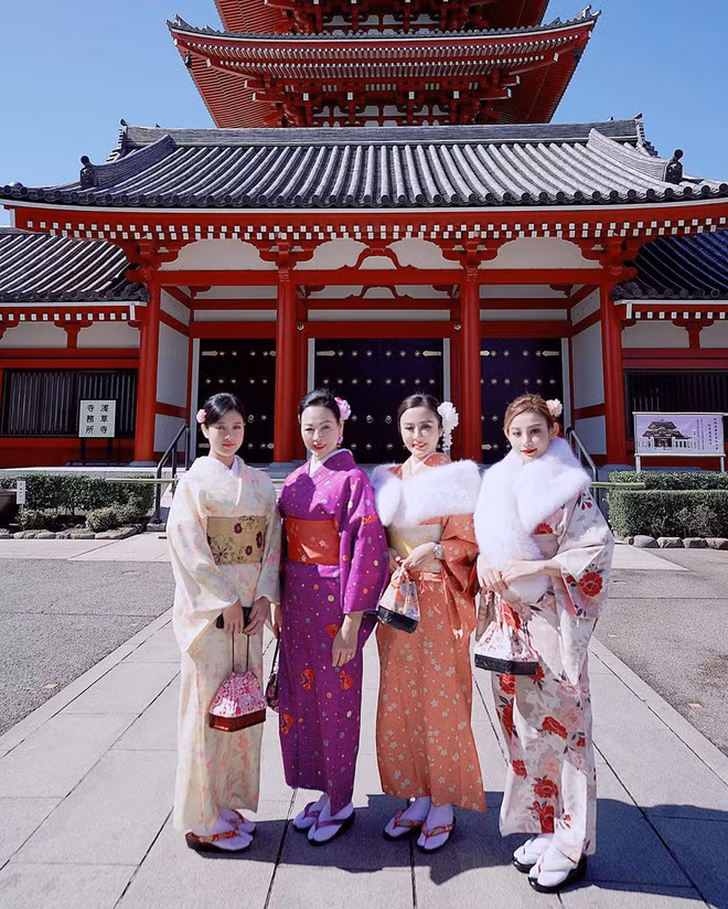 Gái xinh 9X thường xuyên dành thời gian đi du lịch cùng gia đình.