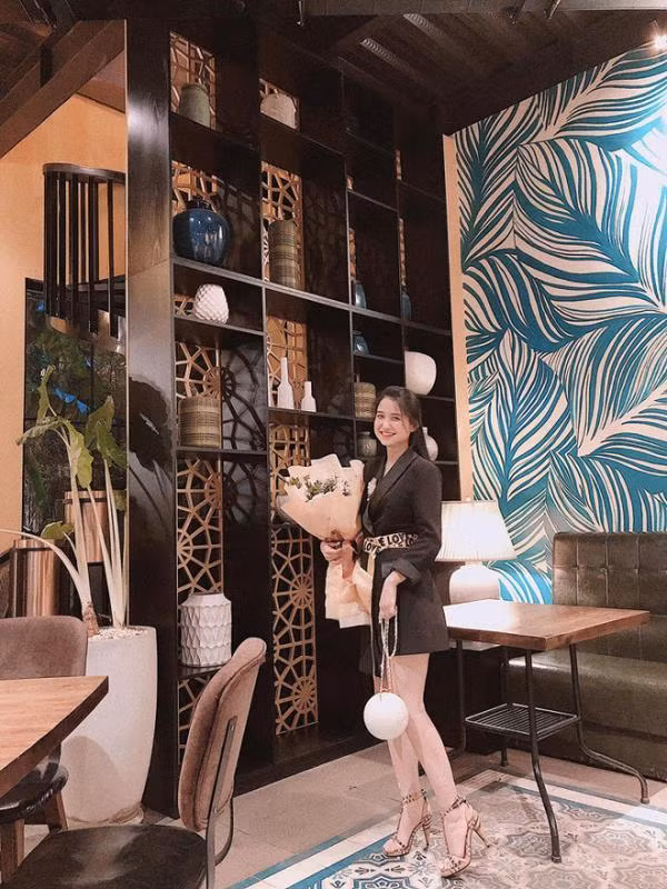 Không chỉ có ngoại hình đẹp, "tình cũ" Minh Nhựa còn có tài kinh doanh khá giỏi. Thời điểm hẹn hò cùng Minh Nhựa, cô đã là chủ của chuỗi cửa hàng thời trang nổi tiếng khắp Buôn Mê Thuột.