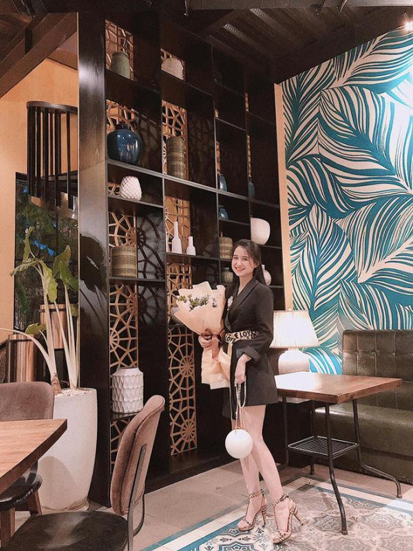 Không chỉ có ngoại hình đẹp, "tình cũ" Minh Nhựa còn có tài kinh doanh khá giỏi. Thời điểm hẹn hò cùng Minh Nhựa, cô đã là chủ của chuỗi cửa hàng thời trang nổi tiếng khắp Buôn Mê Thuột.