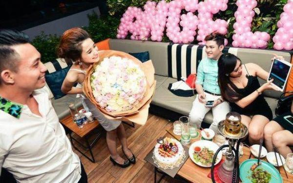 Những bức ảnh thân mật của đại gia Minh Nhựa với hot girl Angela Phan còn được dân tình truyền tay nhau trên MXH.