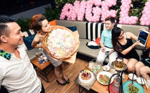 Những bức ảnh thân mật của đại gia Minh Nhựa với hot girl Angela Phan còn được dân tình truyền tay nhau trên MXH.