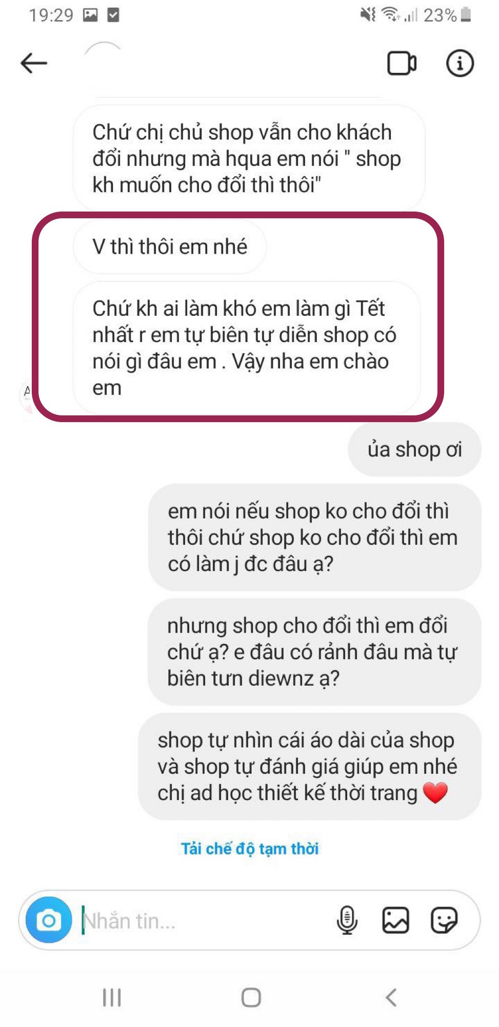 Sau một hồi trao đổi qua lại, cửa hàng thời trang này liên tục không chịu nhận lỗi vì đã tư vấn chẳng tận tâm và giao sai mẫu. Thậm chí, nhân viên khi nói chuyện còn giáng cho A.T một cú "dìm" cực đau lòng: "Ai mặc gì cũng xinh thì thành model hết rồi em". Ảnh: Chụp màn hình