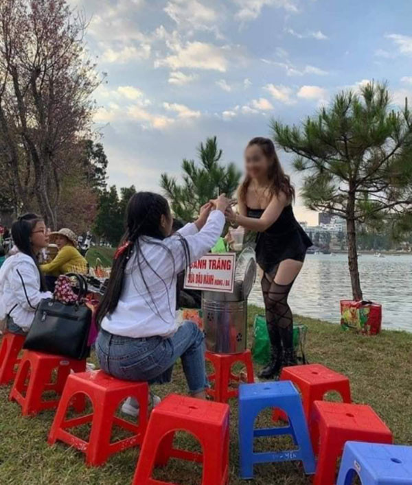 Hiện bức ảnh chụp cô gái này vẫn đang được chia sẻ rầm rộ trên MXH. Thậm chí có người còn thẳng thắn góp ý là không nên ăn mặc như thế khi đến Đà Lạt vì sẽ làm mất vẻ mộng mơ của thành phố này.