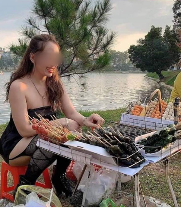 Mới đây, trên MXH liên tục lan truyền hình ảnh về một cô gái trẻ ăn mặc hở hang khi diện đầm không dây ngắn trên gối, đi tất đen và trang điểm lộng lẫy chỉ để... đứng bán đồ ăn vặt ở Đà Lạt.