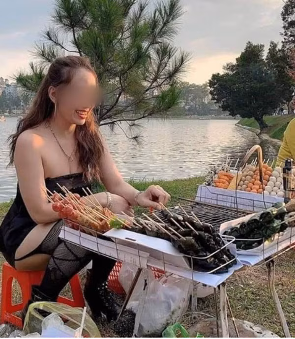 Mới đây, trên MXH liên tục lan truyền hình ảnh về một cô gái trẻ ăn mặc hở hang khi diện đầm không dây ngắn trên gối, đi tất đen và trang điểm lộng lẫy chỉ để... đứng bán đồ ăn vặt ở Đà Lạt.