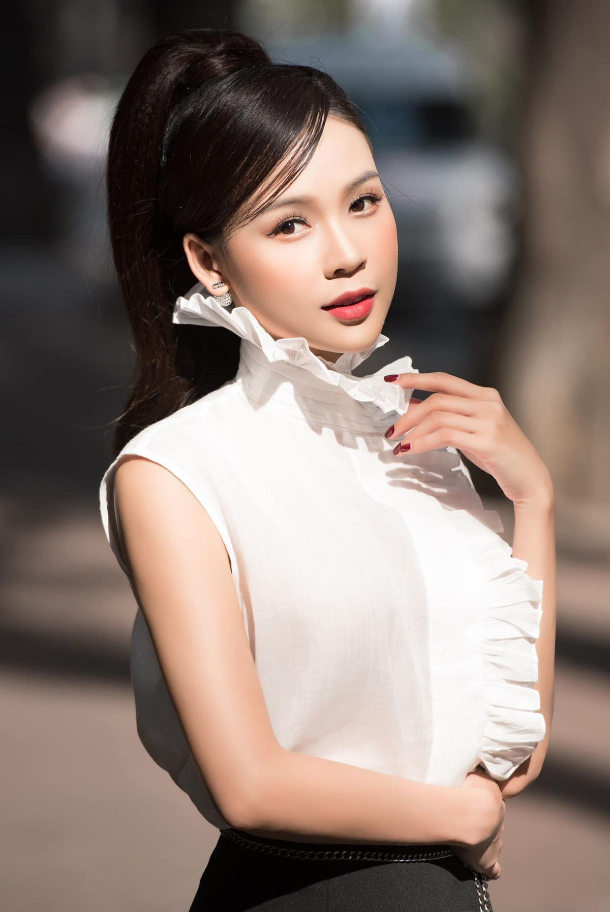 Hiện tại Sam còn kinh doanh thời trang, mỹ phẩm, chơi chứng khoán và là một đại gia bất động sản.