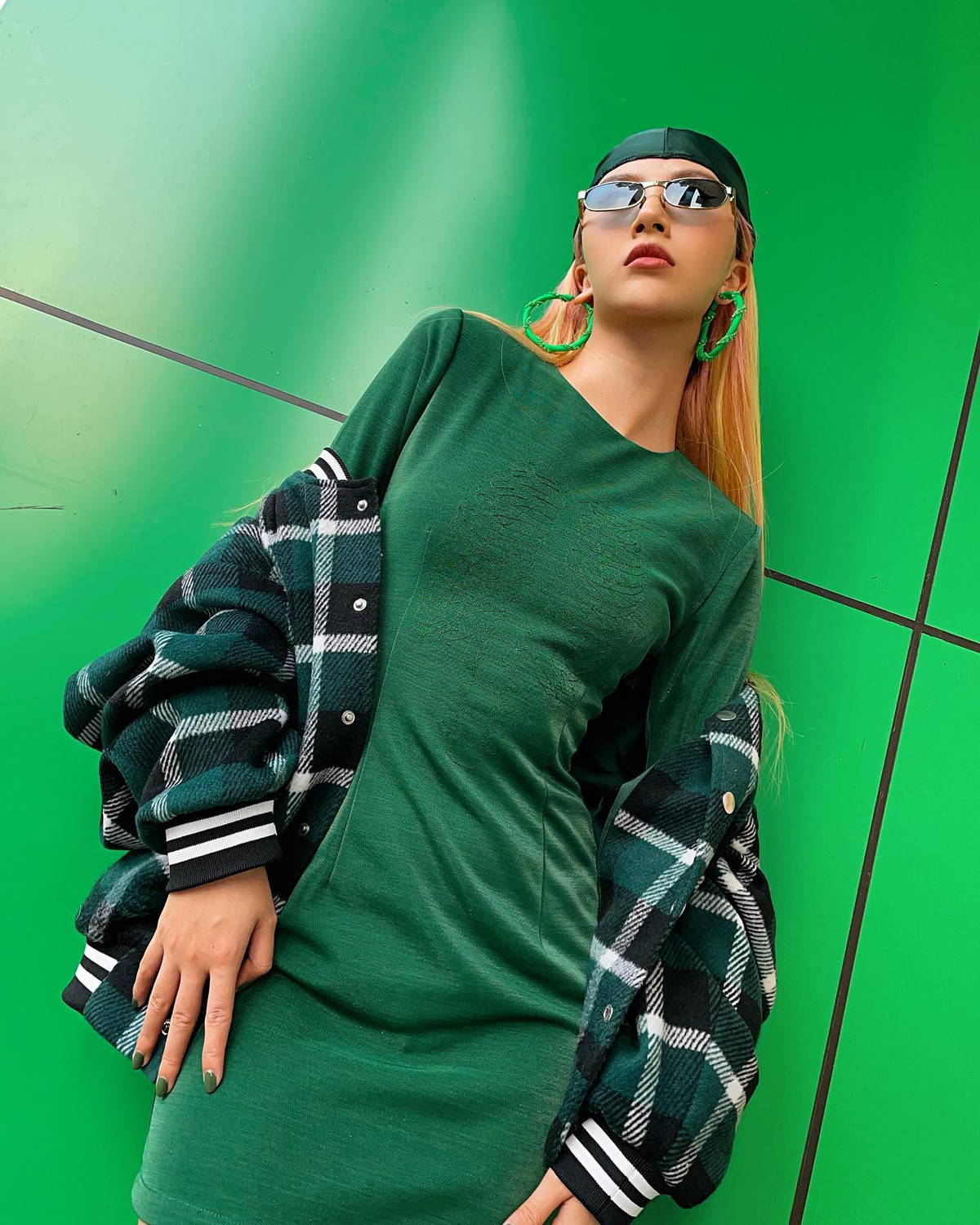 Hiện người đẹp là một fashionista có tiếng trong làng thời trang với 2.5 triệu lượt theo dõi trên Instagram.