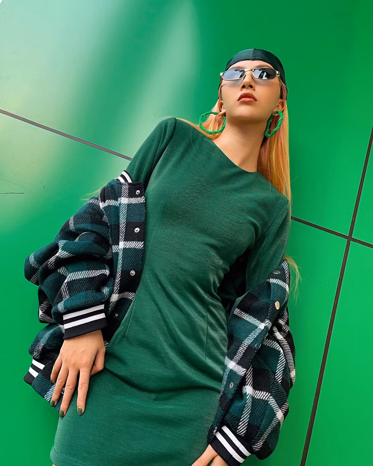 Hiện người đẹp là một fashionista có tiếng trong làng thời trang với 2.5 triệu lượt theo dõi trên Instagram.