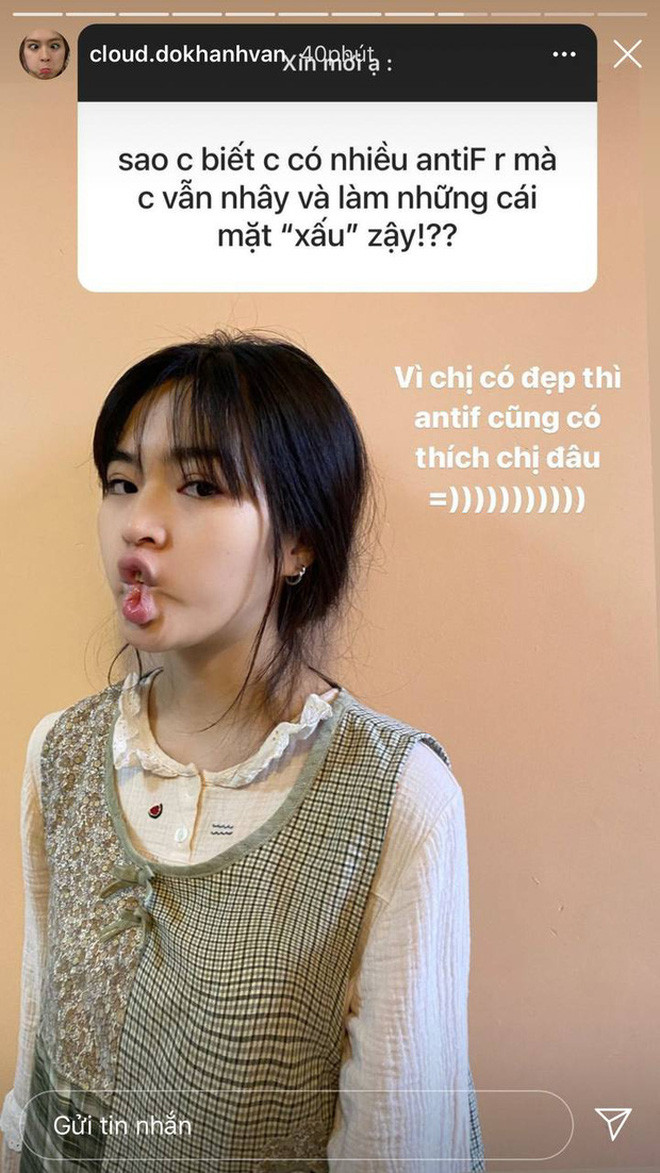 Đơn cử như khi có người hỏi tại sao luôn nhây và cố tình làm mặt xấu dù bị anti, gái xinh thủng thẳng: "Vì chị có đẹp thì antifan cũng có thích chị đâu".