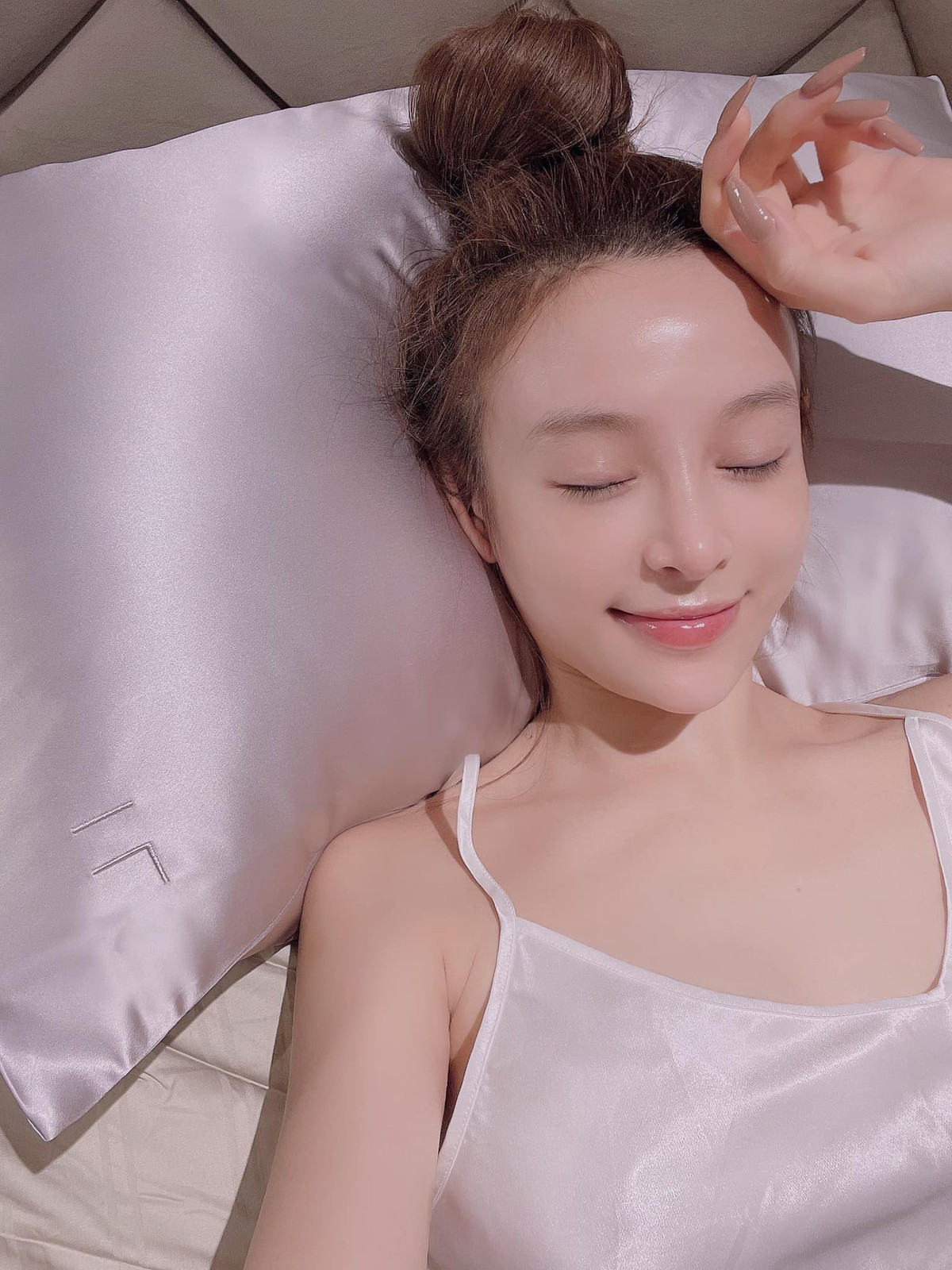 Mặc dù người đẹp than vãn buồn chán nhưng có vẻ như cư dân mạng không hề mảy may đến câu chuyện buồn của cô, họ chỉ tập trung ngắm dung nhan xinh đẹp của Huyền Baby mà thôi.